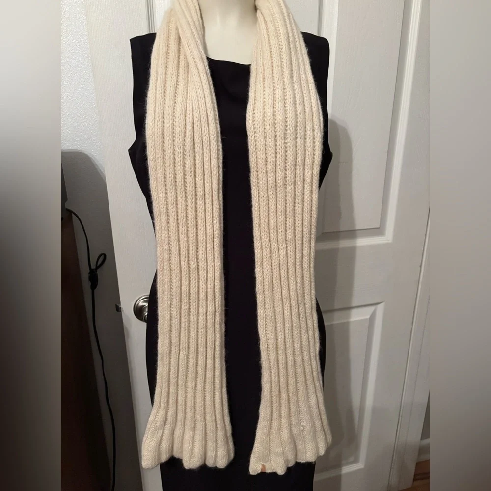 American Eagle scarf